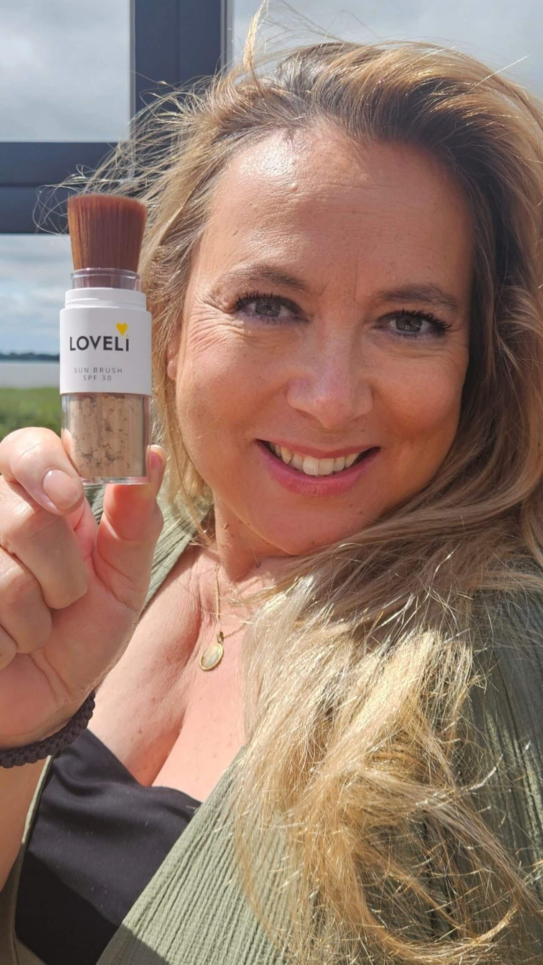 Loveli Sun Brush SPF 30