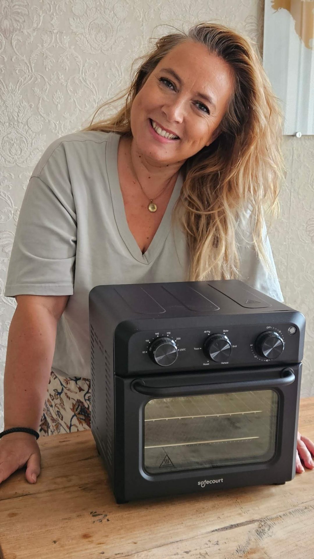 Safecourt PowerOven, een compacte multifunctionele oven en airfryer in één. Ideaal voor het bereiden van krokante snacks, geroosterde groenten, brood en andere heerlijke gerechten.