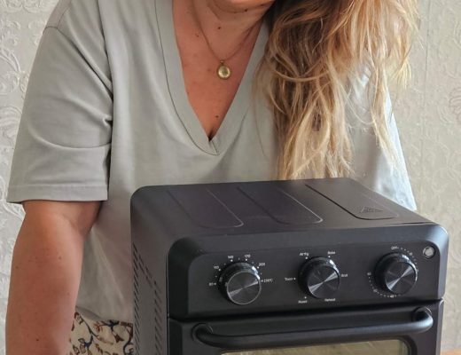 Safecourt PowerOven, een compacte multifunctionele oven en airfryer in één. Ideaal voor het bereiden van krokante snacks, geroosterde groenten, brood en andere heerlijke gerechten.